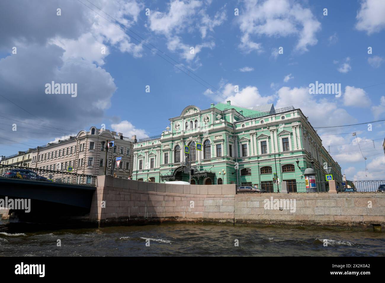 Blick auf das historische Gebäude des Mariinsky-Theaters und den Fluss Fontanka in St. Petersburg, Russland Stockfoto