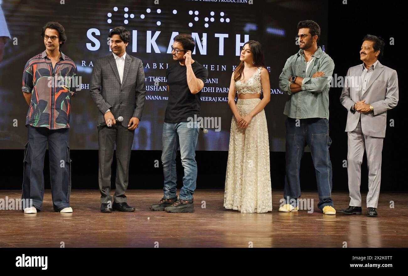 Mumbai, Indien. April 2024. L-R Bollywood Schauspieler Rajkummar Rao, Gründer und CEO von Bollant Industries, Srikanth Bolla, Schauspieler und Filmemacher Aamir Khan, Schauspielerin Alaya F, Schauspieler Sharad Kelkar und indischer Playback-Sänger udit Narayan, die während der Liedeinführung des kommenden Films „Srikanth“ in Mumbai zu sehen waren. Quelle: SOPA Images Limited/Alamy Live News Stockfoto