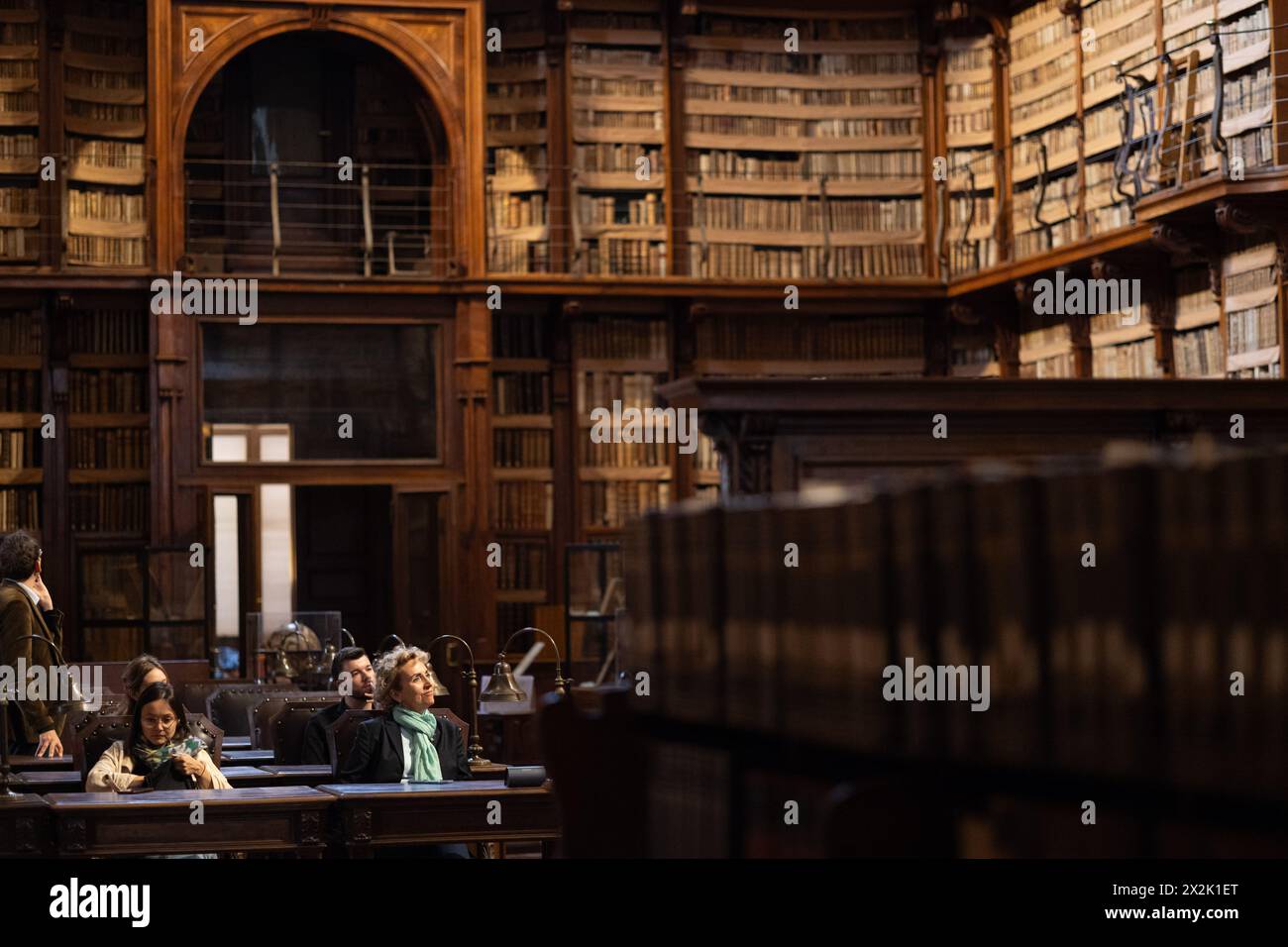 Rom, Italien. April 2024. Man hört einen Vortrag in der Bibliothek Biblioteca Angelica in Rom, Italien, 22. April 2024. Die 1604 gegründete Biblioteca Angelica ist die älteste öffentliche Bibliothek Roms. Der diesjährige Weltbuchtag fällt auf Dienstag. Quelle: Li Jing/Xinhua/Alamy Live News Stockfoto