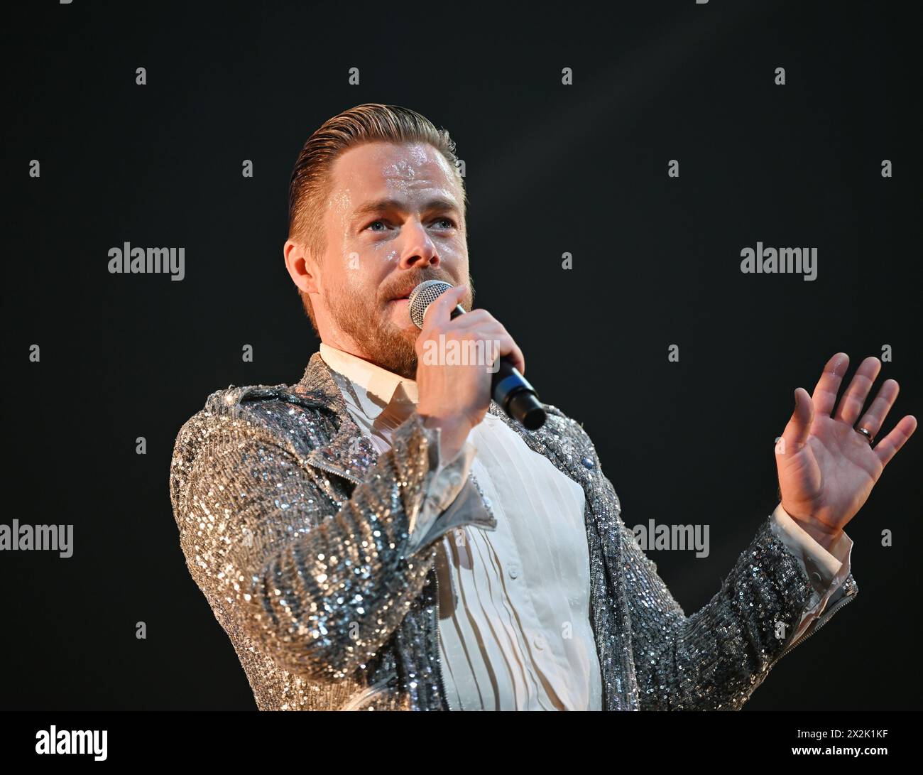 April 2024, Virginia Beach, Virginia, USA: DEREK HOUGH, der amerikanische Profi-latin- und Ballroom-Tänzer bringt seine Moves am 22. April 2024 ins Sandler Center in Virginia Beach, Virginia.Foto Â ©Jeff Moore (Credit Image: © Jeff Moore/ZUMA Press Wire) NUR REDAKTIONELLE VERWENDUNG! Nicht für kommerzielle ZWECKE! Stockfoto