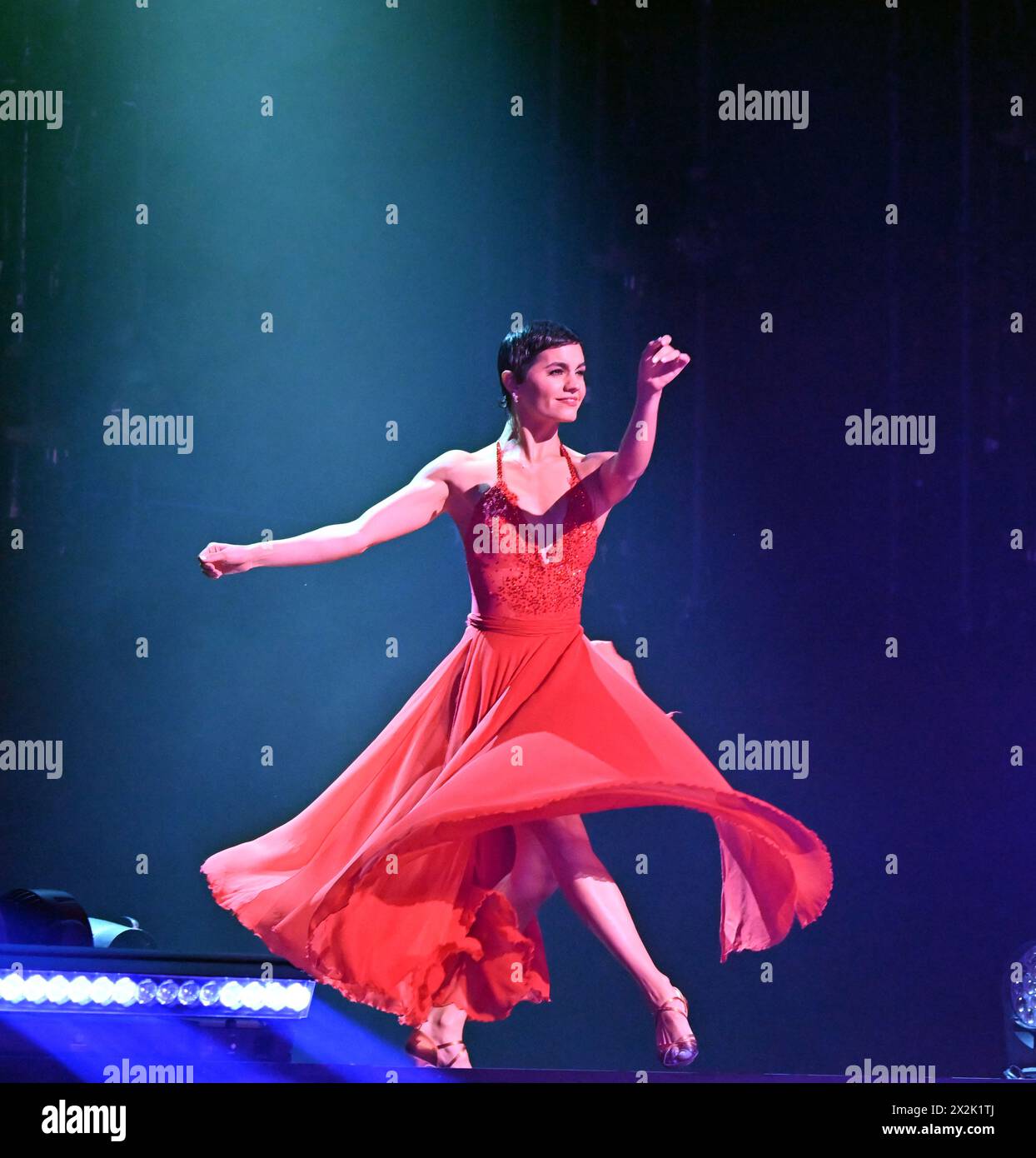 April 2024, Virginia Beach, Virginia, USA: HAYLEY ERBERT, die amerikanische Profi-latin- und Ballroom-Tänzerin bringt ihre Moves am 22. April 2024 zum Sandler Center in Virginia Beach, Virginia.Foto  ©Jeff Moore (Credit Image: © Jeff Moore/ZUMA Press Wire) NUR ZUR REDAKTIONELLEN VERWENDUNG! Nicht für kommerzielle ZWECKE! Stockfoto