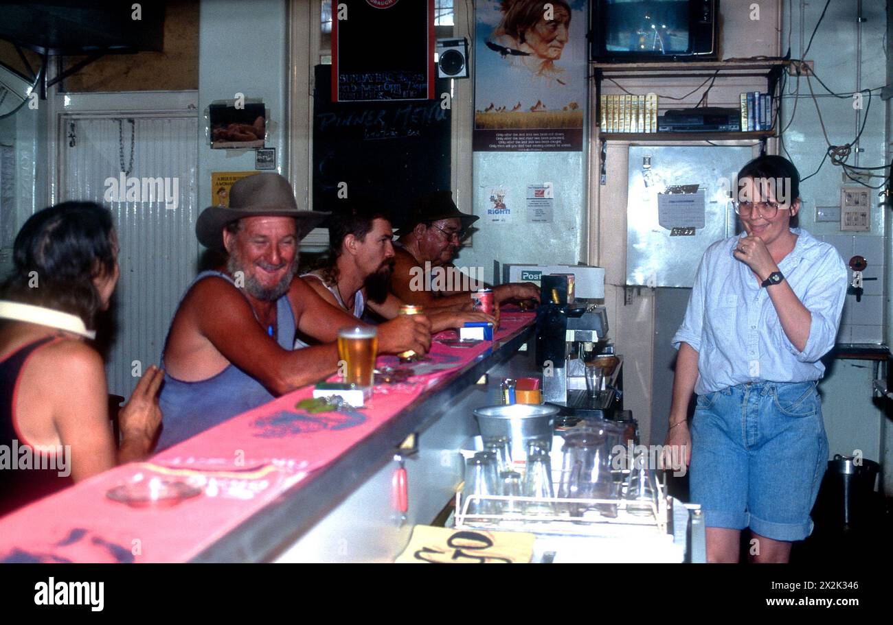 Australier genießen ein Bier im Wiluna Hotel, Western Australia. Stockfoto