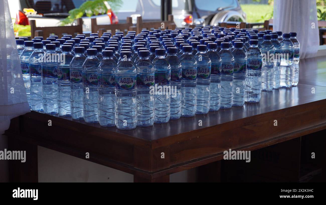 Wasserflaschen auf dem braunen Tisch Stockfoto