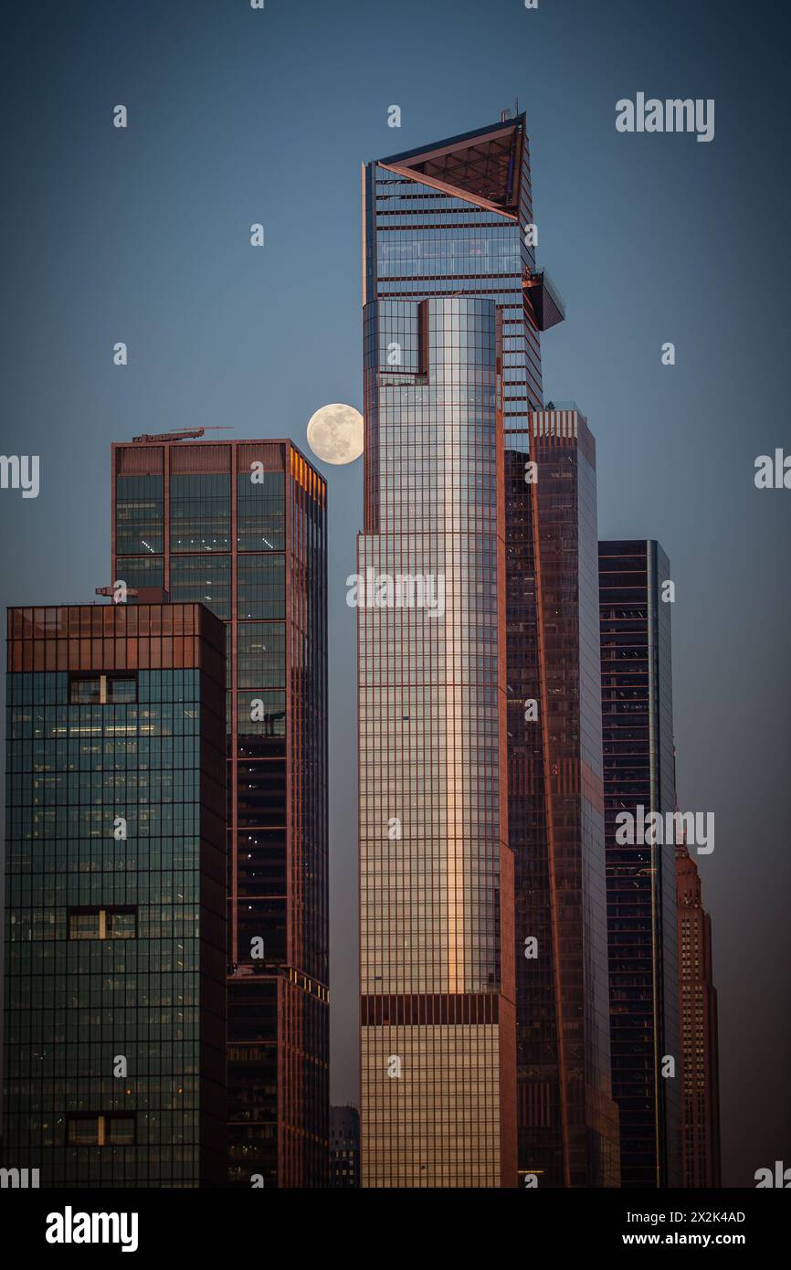 Weehawken, Nj, Vereinigte Staaten. April 2024. Der Vollmond ist in der Nacht vom Montag, den 22. April über dem EdgeNYC Observatorium in New York City in den Vereinigten Staaten zu sehen (Credit Image: © William Volcov/ZUMA Press Wire) NUR REDAKTIONELLE VERWENDUNG! Nicht für kommerzielle ZWECKE! Quelle: ZUMA Press, Inc./Alamy Live News Stockfoto