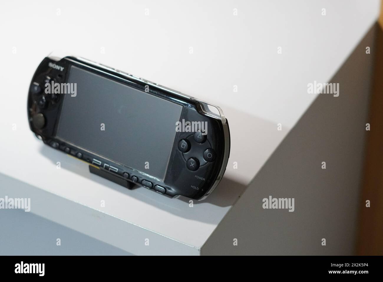Eine schwarze Handheld-Spielkonsole von Sony namens PSP auf einem weißen Tisch Stockfoto
