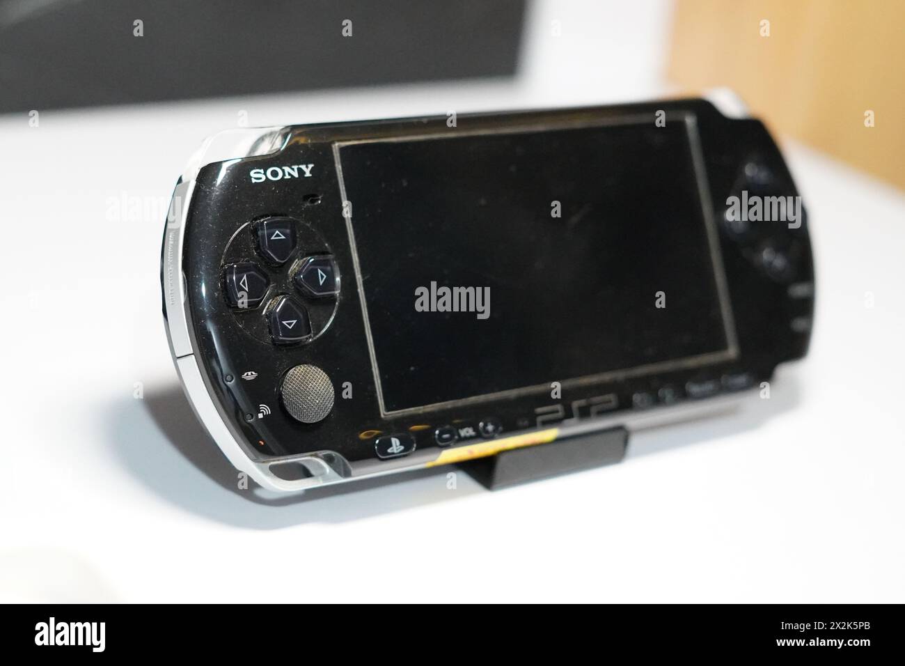 Eine schwarze Handheld-Spielkonsole von Sony namens PSP auf einem weißen Tisch Stockfoto