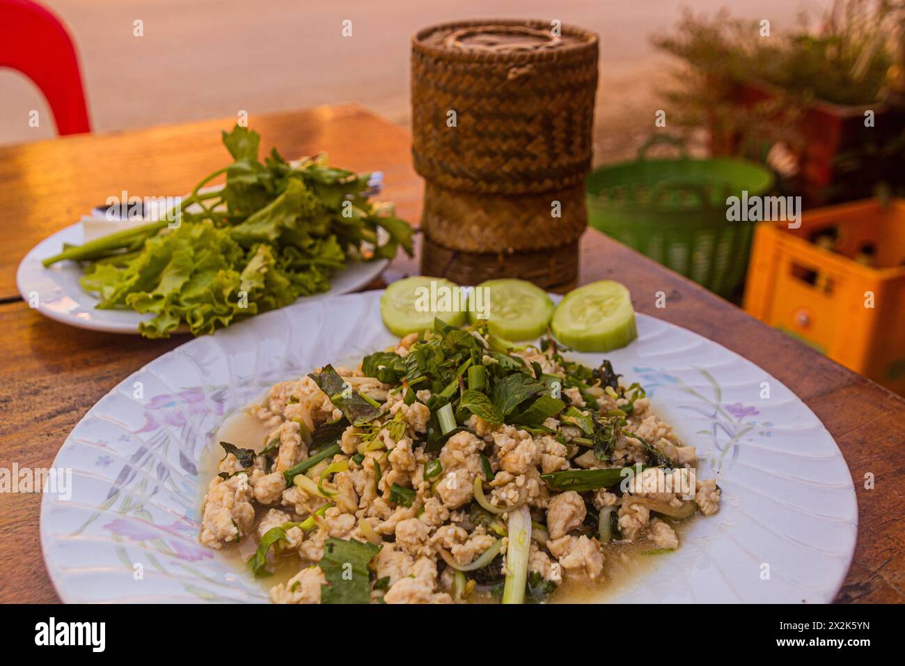 Laap mit einem klebrigen Reis - Nationalgericht aus Laos Stockfoto