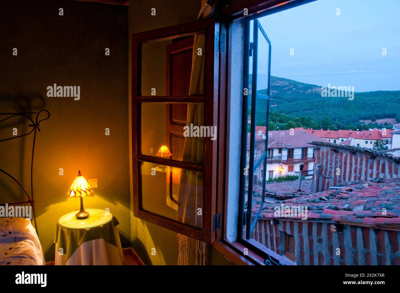 Blick auf das Dorf von einem Hotelfenster bei Sonnenaufgang. Candelario, Provinz Salamanca, Castilla Leon, Spanien. Stockfoto