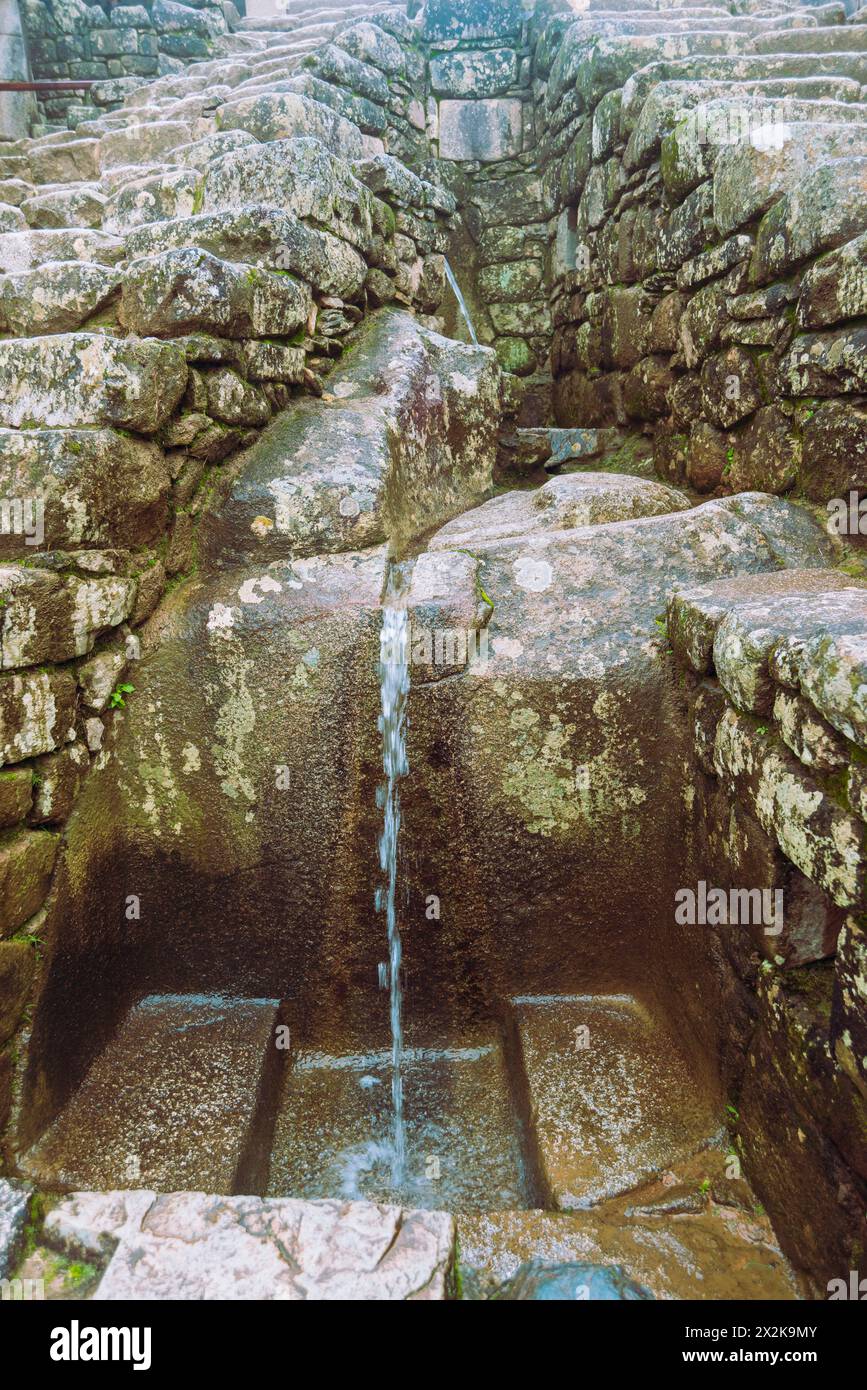 Alte Steinwasserstraße von der berühmten Machu-Picchu-Stätte in Peru Stockfoto