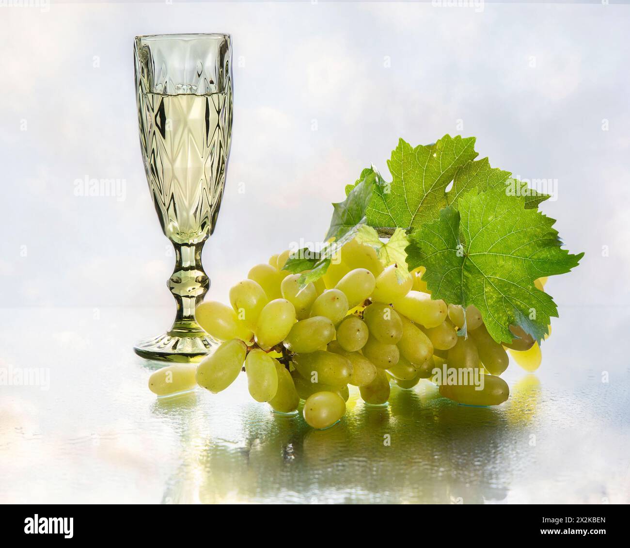 Stillleben mit Weißweinglas und Trauben Stockfoto