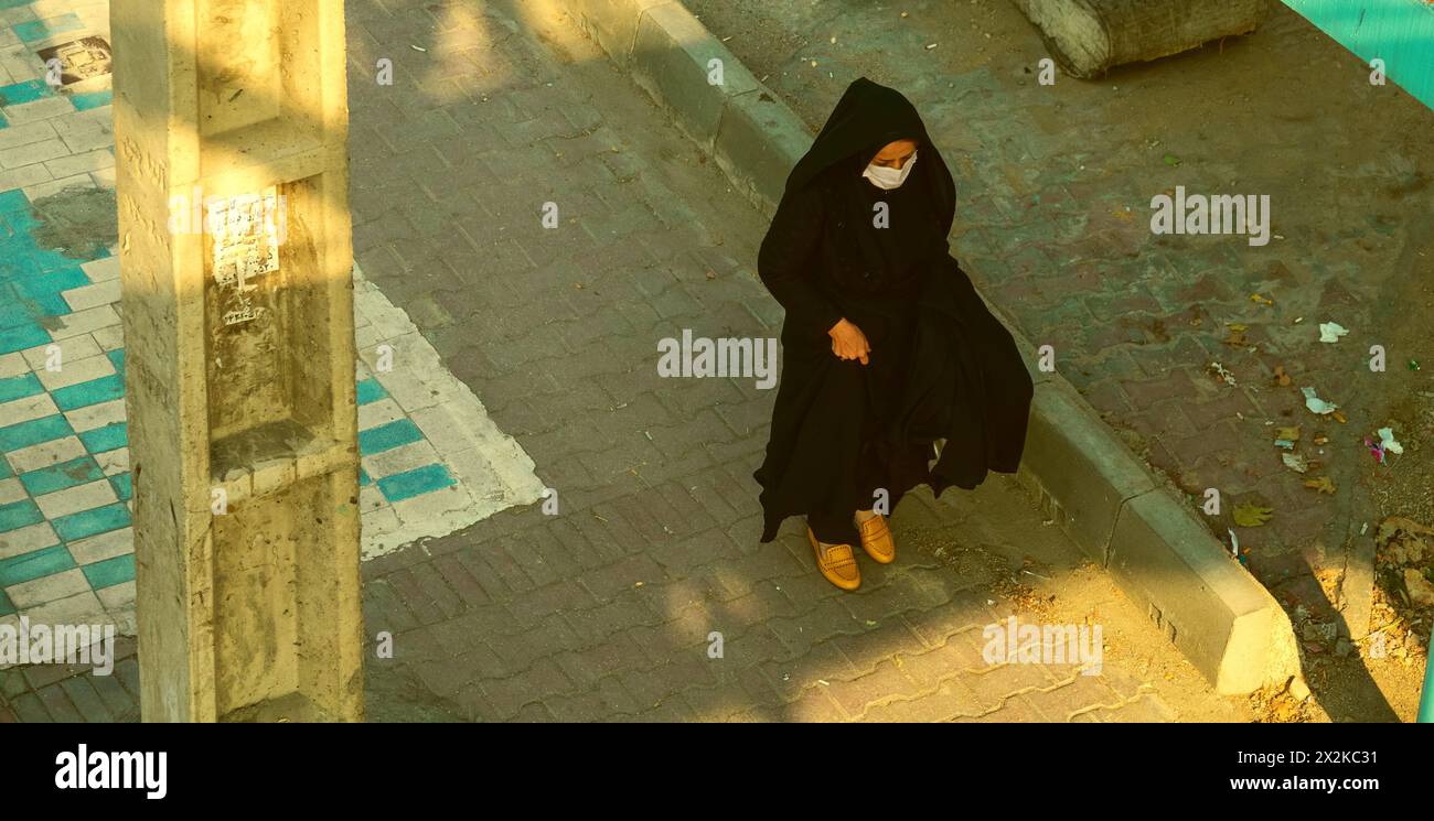 Teheran, Iran, 19. Dezember 2022: Auf den Straßen der iranischen Stadt. Iranische Frauen in Burnous nach iranischen muslimischen Gesetzen in Coronavirus Periode p Stockfoto