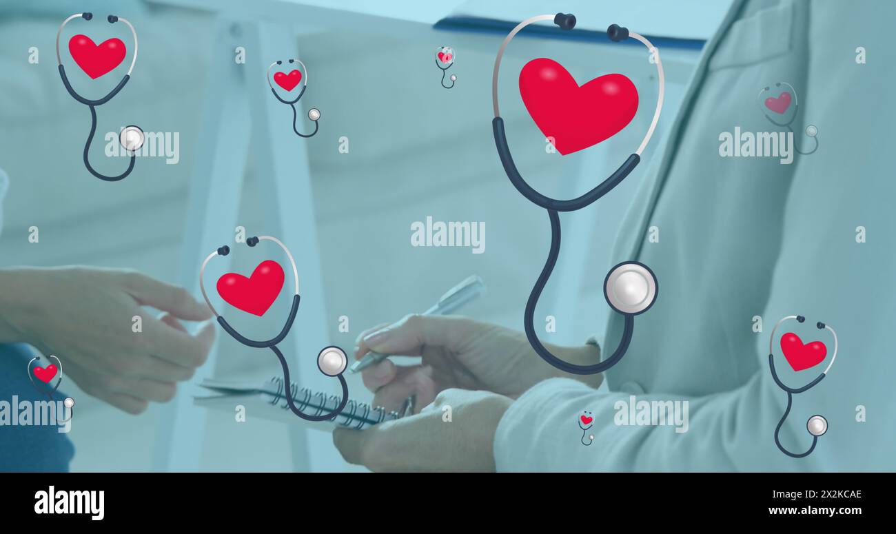 Bild von Herzen und Stethoskopen über Patientin und Ärztin in Sprechstunde Stockfoto