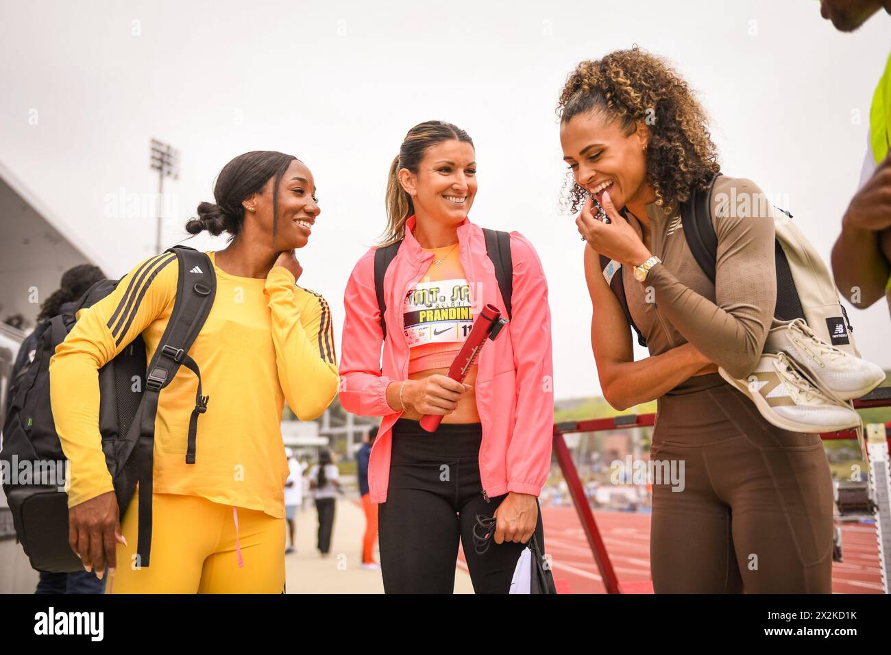 Keni Harrison (links), Jenna Prandini (Mitte), Sydney McLaughlin-Levrone (rechts) führen ein Interview nach der 4 x 100 m langen Staffel der Frauen während der 64 Stockfoto