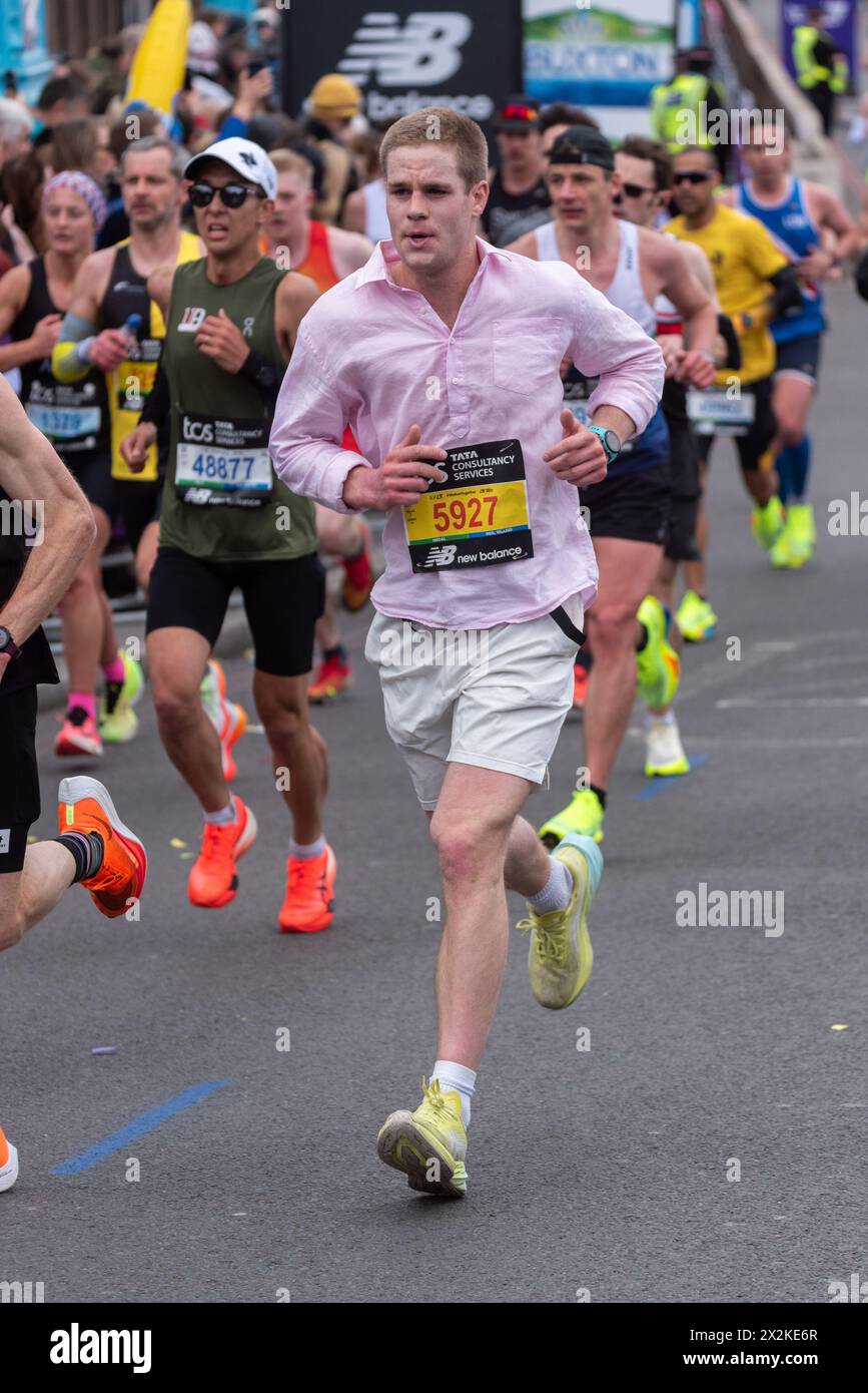 Charlie Thomas nahm am TCS London Marathon 2024 Teil und fuhr durch Tower Hill, London, Großbritannien. Lauf in eleganten Freizeitshorts und Hemden Stockfoto