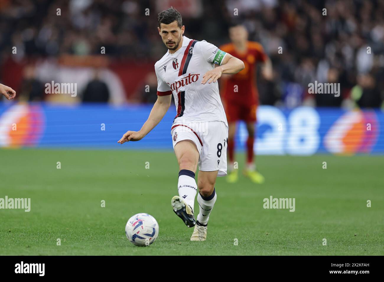 Der argentinische Mittelfeldspieler Nicolas Dominguez kontrolliert den Ball während des Fußballspiels der Serie A zwischen AS Roma und Bologna am 22. April 2024 im Olimpico-Stadion in Rom. Stockfoto