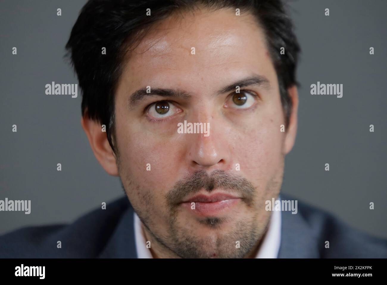 Victor Gonzalez Herrera, der Exekutivvorsitzende von Grupo Por UN Pais Mejor, spricht während einer Pressekonferenz anlässlich der Eröffnung des zweiten Flaggschiffladens von Farmacias Similares im Zocalo von Mexiko-Stadt. Der Shop verfügt nicht nur über eine Apotheke und ein medizinisches Büro, sondern bietet auch eine große Auswahl an Souvenirs, einschließlich Stofftiere, Kleidung, Mützen, T-Shirts, Sweatshirts, Notizbücher, Lunchboxen und Thermosen sowie eine Reihe kostenloser virtueller und interaktiver Erlebnisse. (Foto: Gerardo Vieyra/NurPhoto)0 Stockfoto