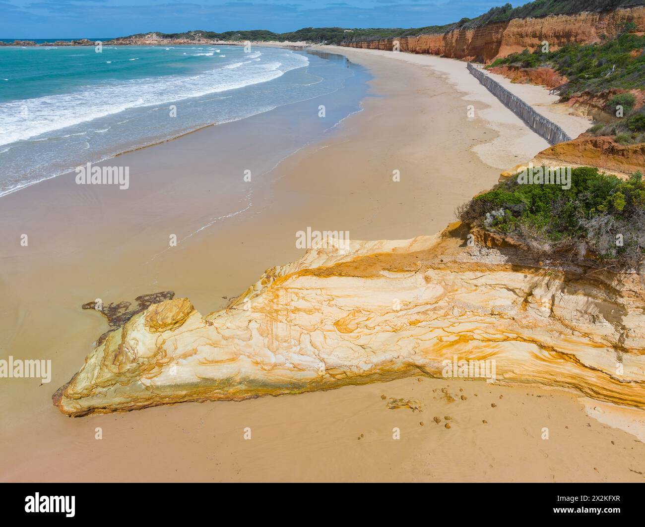 Aus der Vogelperspektive auf erodierte Küstenklippen und Sandstrände unten am Point Roadknight an der Great Ocean Road in Victoria, Australien Stockfoto