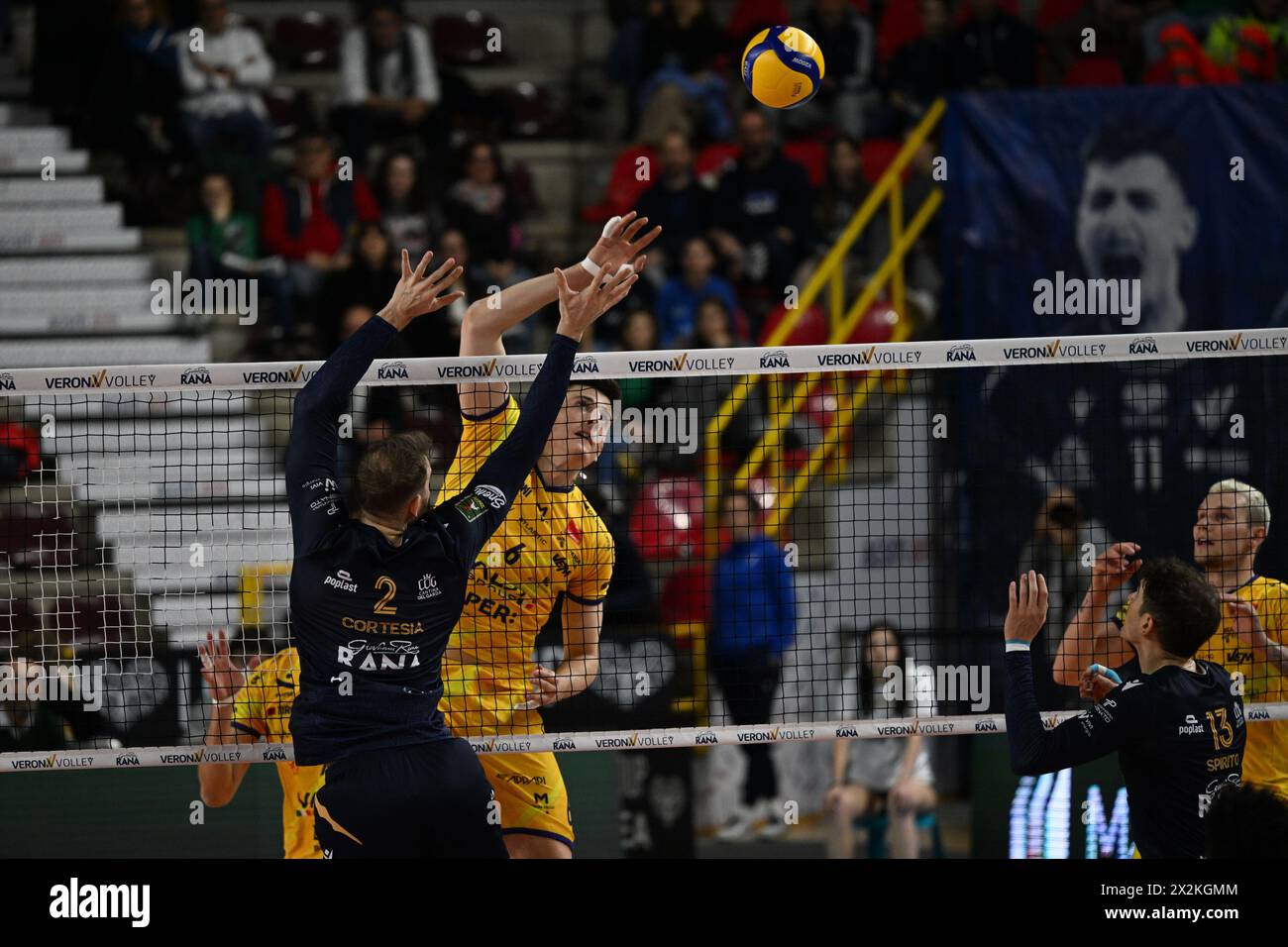 Verona, Italien. April 2024. Giovanni Sanguinetti von der Valsa Group Modena während des Spiels zwischen Rana Verona und Valsa Group Modena, Qualifikationshalbfinale des Playoff Challenge Cup der Superlega Italian Volleball Championship 2023/2024 bei Pala AGSM-AIM am 22. April 2024 in Verona, Italien. Während der Playoff 5Â° Posto - Rana Verona VS Valsa Group Modena, Volleyball Italian Serie A Männer Superliga Match in Verona, Italien, 22. April 2024 Credit: Independent Photo Agency/Alamy Live News Stockfoto