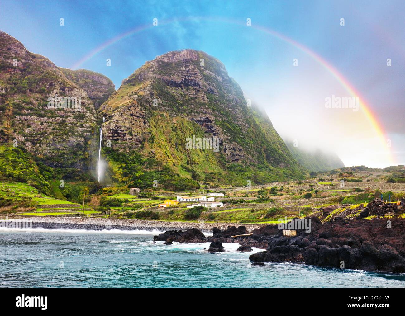 Wasserfall mit Regenbogen in Faja Grande, Flores Island, Azoren, Portugal, Europa Stockfoto