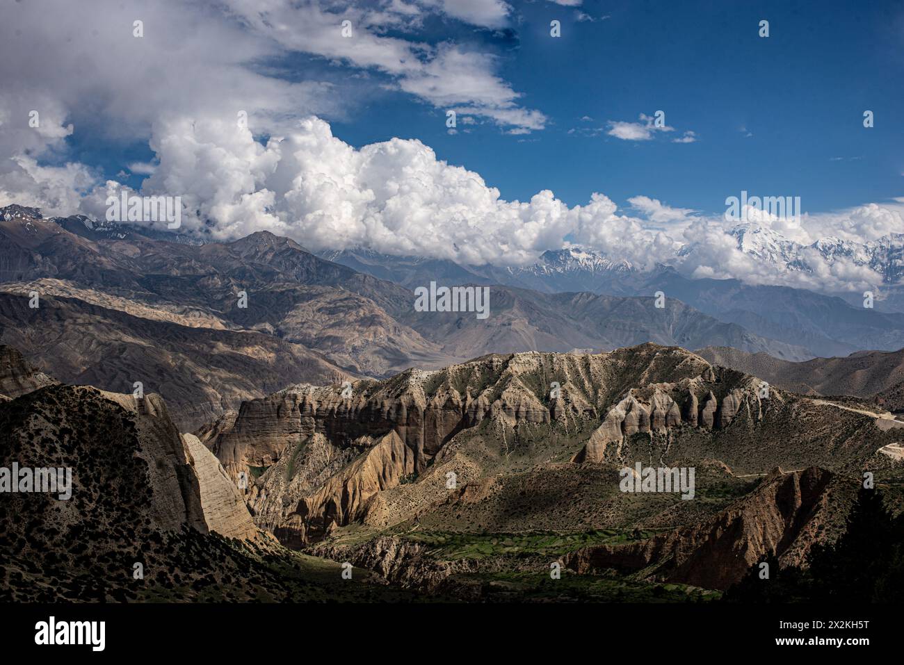 Upper Mustang: Eine Kulturbastion im Himalaya – Erhaltung des Vermächtnisses des Königreichs Lo durch nachhaltigen Tourismus und Handel. Stockfoto