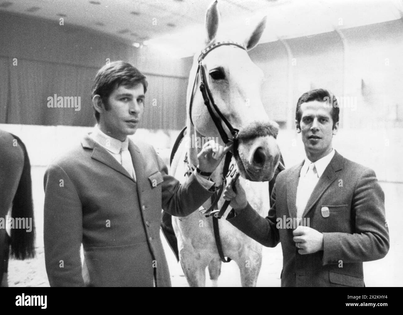 Schockemoehle, Alwin, * 29.5,1937, deutscher Jump Jockey, mit seinem Bruder Paul Schockemoehle, ADDITIONAL-RIGHTS-CLEARANCE-INFO-NOT-AVAILABLE Stockfoto