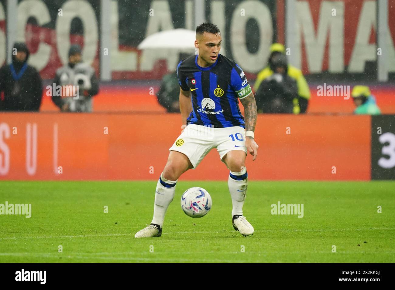 Mailand, Italien. April 2024. Lautaro Martínez (FC Inter) während des italienischen Meisterschaftsspiels Serie A zwischen dem AC Mailand und dem FC Inter am 22. April 2024 im San Siro Stadion in Mailand, Italien - Credit: Luca Rossini/E-Mage/Alamy Live News Credit: Luca Rossini/E-Mage/Alamy Live News Stockfoto