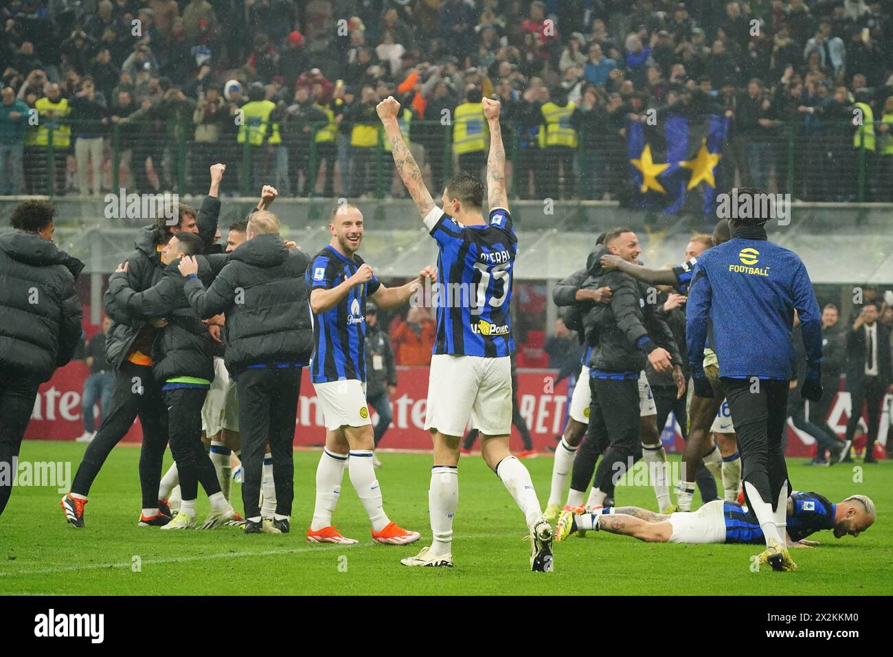 Mailand, Italien. April 2024. Francesco Acerbi (FC Inter) feiert am 22. April 2024 im San Siro Stadion in Mailand den Sieg von Scudetto während des italienischen Meisterschaftsspiels Serie A zwischen AC Mailand und FC Inter - Credit: Luca Rossini/E-Mage/Alamy Live News Credit: Luca Rossini/E-Mage/Alamy Live News Stockfoto