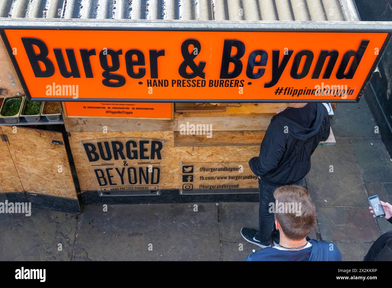 London, Großbritannien - 18. Mai 2023 - Ein Burgerstand auf dem Camden Market mit Kunden in der Warteschlange Stockfoto