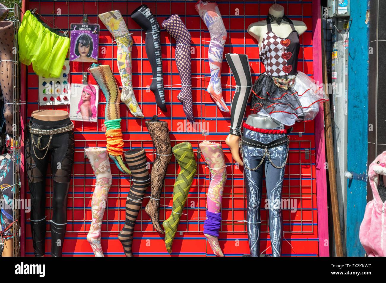 London, Großbritannien - 18. Mai 2023 - farbenfrohe weibliche Leggings auf Schaufensterpuppen an einem Kostümmarkt in Camden Stockfoto
