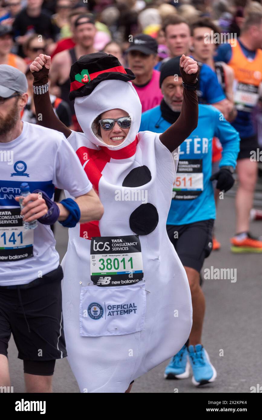 Charlotte Fitton nahm am TCS London Marathon 2024 durch Tower Hill, London, UK, Teil. Schneemannskostüm tragen Stockfoto