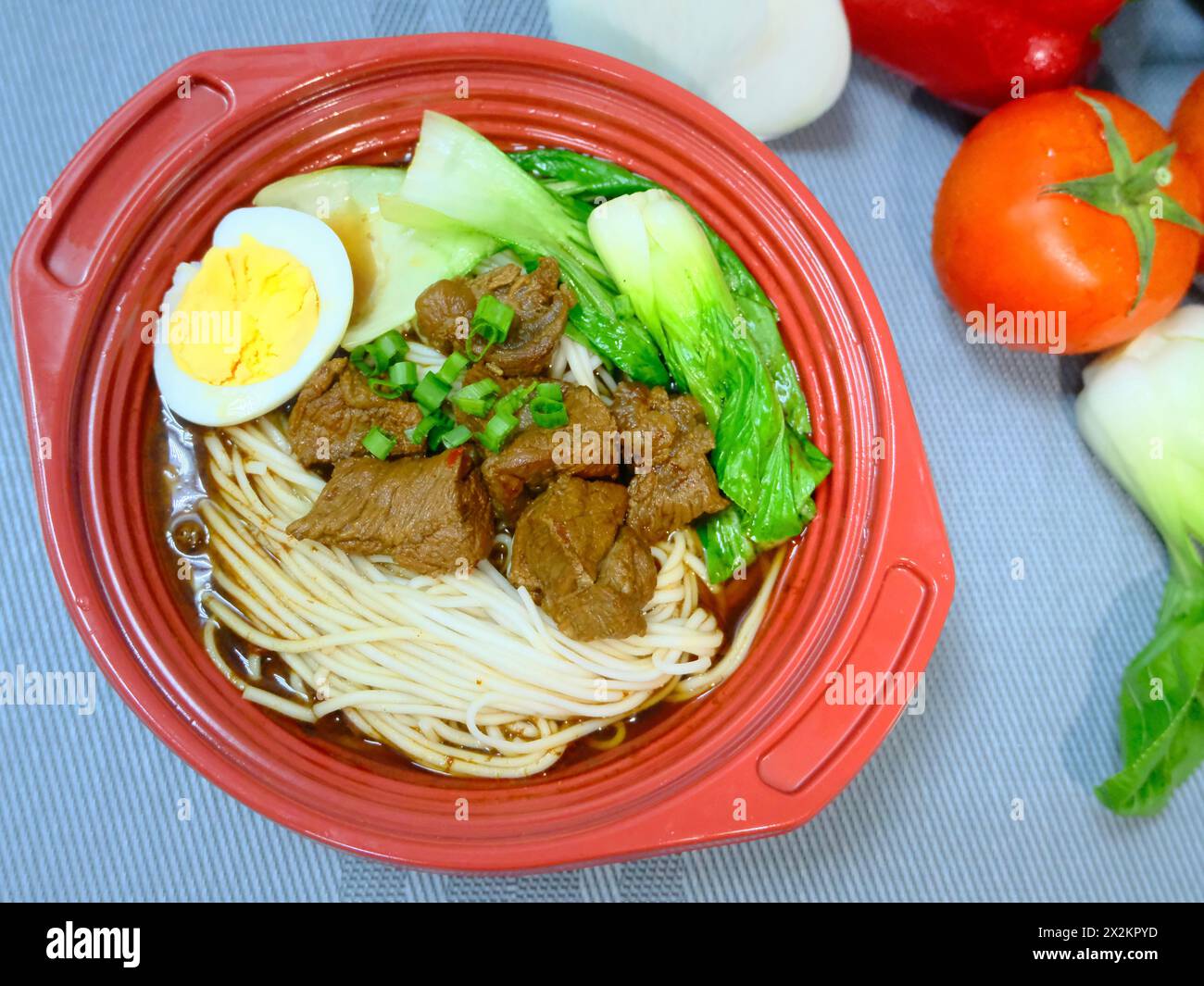 „Fiery Flavor in a Bowl: Wärmen Sie sich mit einer Schüssel mit scharfer Rindfleisch-Nudelsuppe auf! Stockfoto