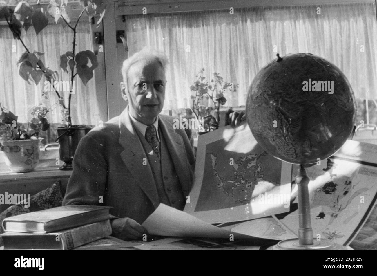 Soergel, herma, 2.4.1885 - 25.12.1952, deutscher Architekt und Kulturphilosoph, an seinem Schreibtisch, 1947, ADDITIONAL-RIGHTS-CLEARANCE-INFO-NOT-AVAILABLE Stockfoto