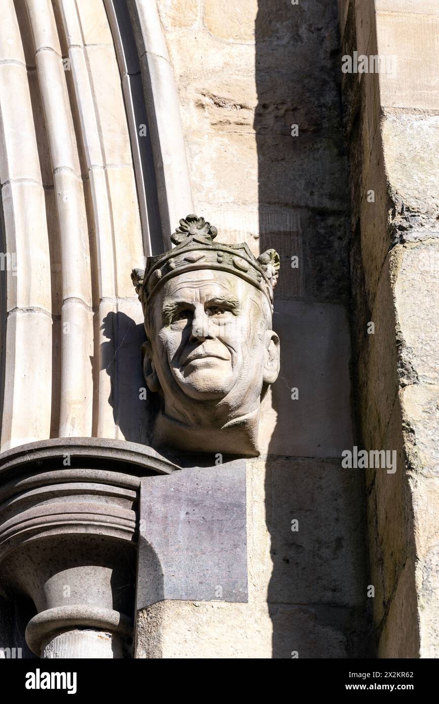 Kopf von Prinz Philip am Haupteingang der Kathedrale von Chichester, Chichester, West Sussex, England Stockfoto