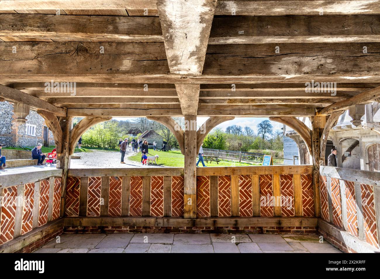 Blick von innen auf die Titchfield Market Hall aus dem 16. Jahrhundert im Weald & Downland Living Museum, West Sussex, England Stockfoto