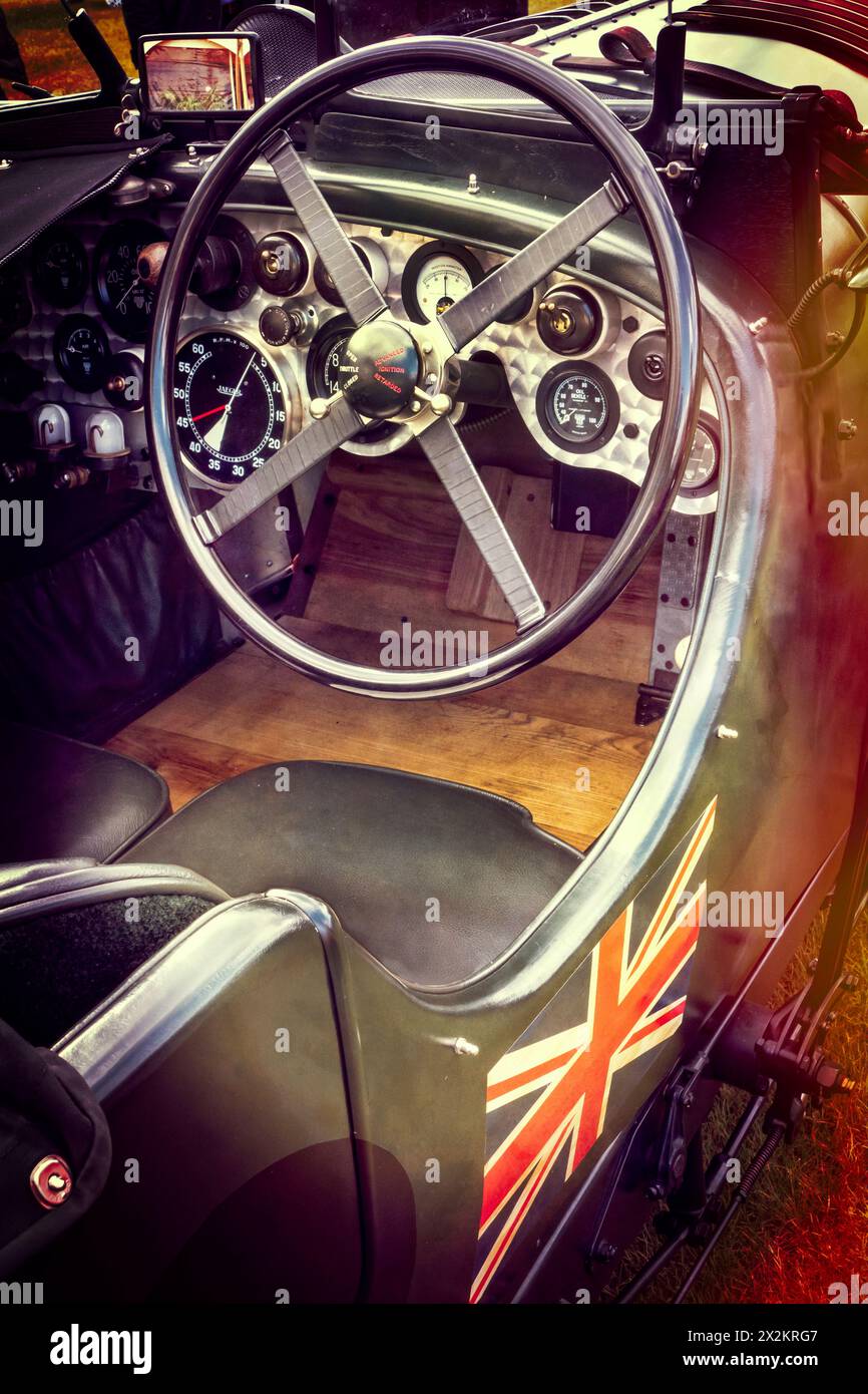 Vintage Bentley Cockpit im Salon Prive London im Royal Hospital Chelsea London UK ausgestellt Stockfoto