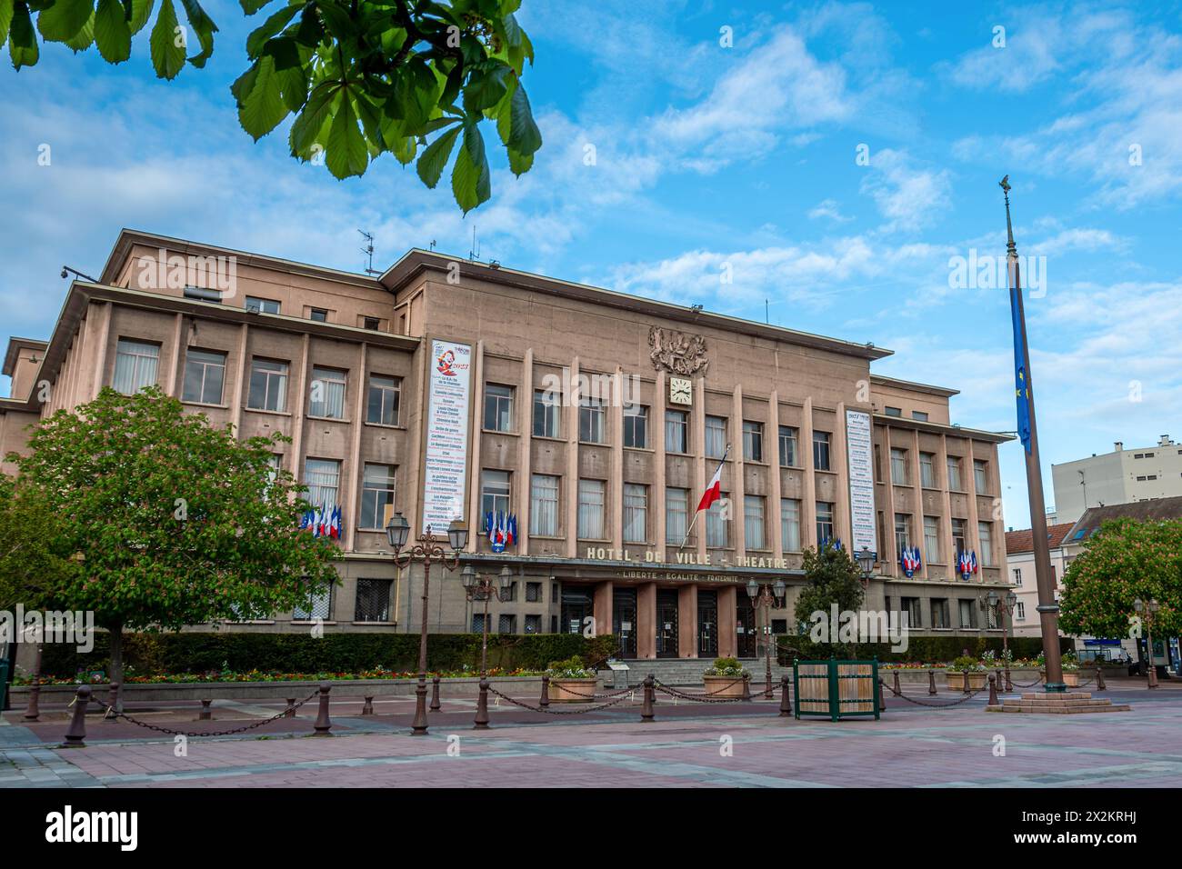 Außenansicht des Rathauses und des Theaters von Poissy, Frankreich. Poissy ist eine Stadt des französischen Departements Yvelines in der Region Ile-de-France Stockfoto