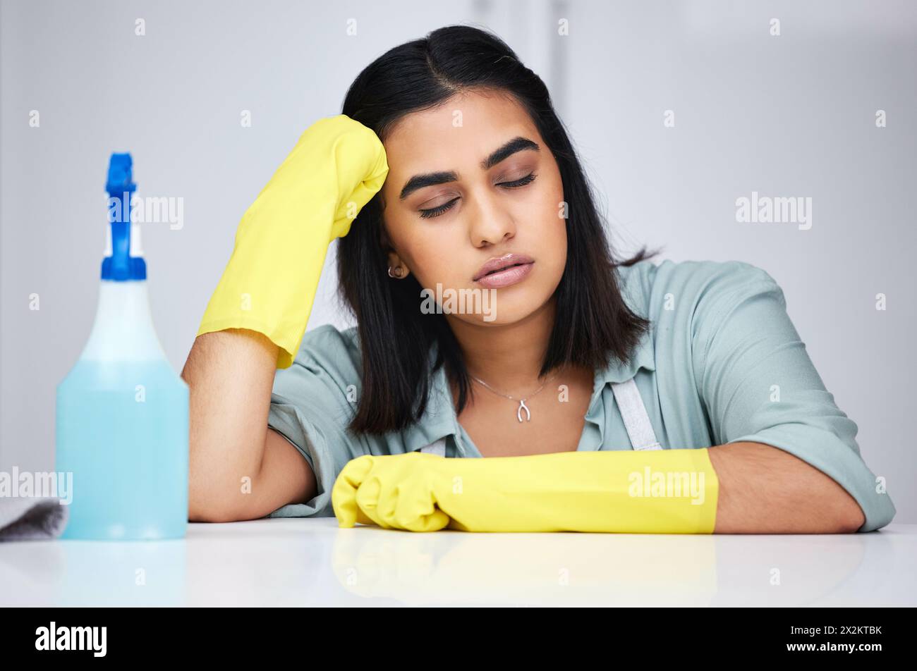 Frau, schlafende und müde Reinigungsmittel mit Sprühflasche für Tisch, Küchentisch oder schmutzige Möbel zu Hause. Burnout, erschöpftes Dienstmädchen und fauler Indianer Stockfoto