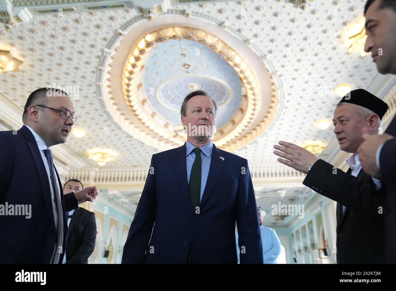 Außenminister Lord David Cameron während eines Besuchs in der Hazrati-Imam-Moschee in Taschkent, während er Usbekistan während seiner fünftägigen Reise durch Zentralasien besucht. Bilddatum: Dienstag, 23. April 2024. Stockfoto