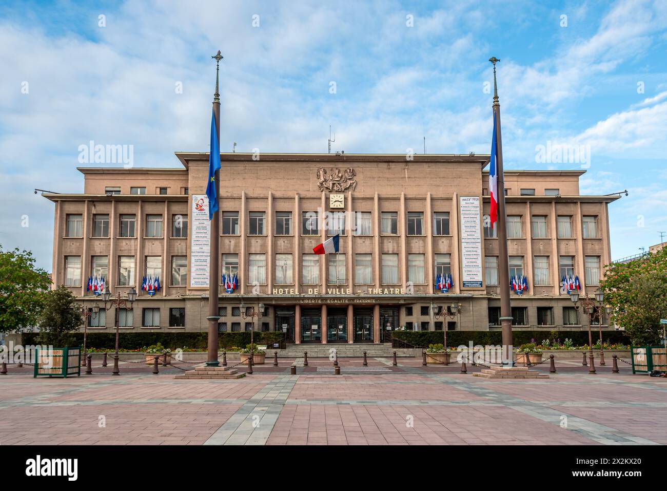 Außenansicht des Rathauses und des Theaters von Poissy, Frankreich. Poissy ist eine Stadt des französischen Departements Yvelines in der Region Ile-de-France Stockfoto