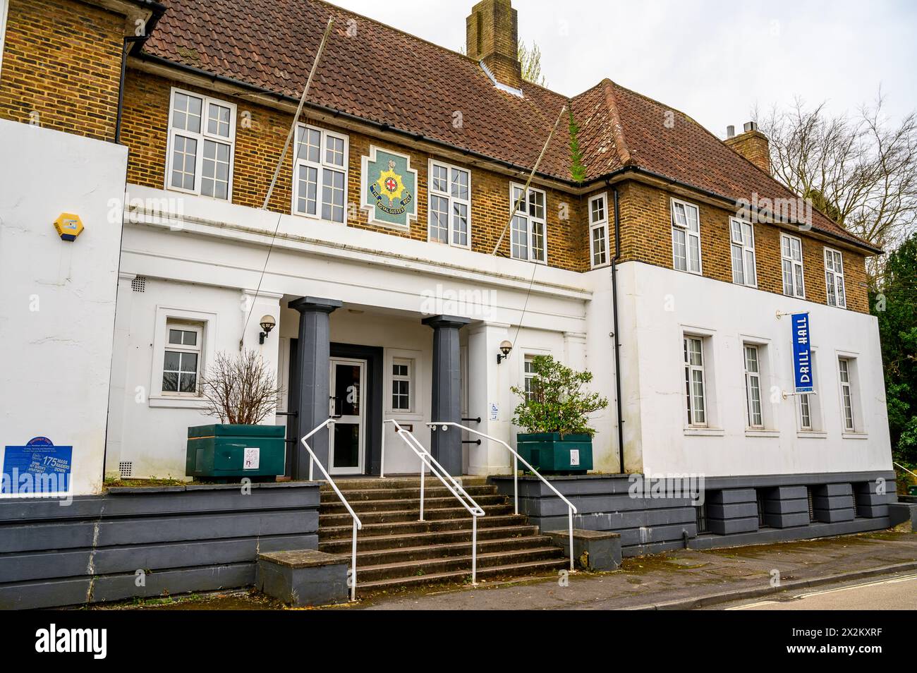 Die Drill Hall in Horsham, ehemals Sitz des Royal Sussex Regiments, wird heute für gesellschaftliche Veranstaltungen genutzt und verfügt über ein Aufnahmestudio. West Sussex, England. Stockfoto