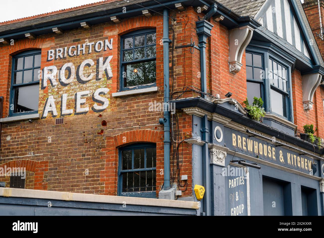 Das Brewhouse & Kitchen Building mit handgemalter Vintage-Werbung ist ein Craft-Bier-Pub und Restaurant in Horsham Market Town in West Sussex, England. Stockfoto