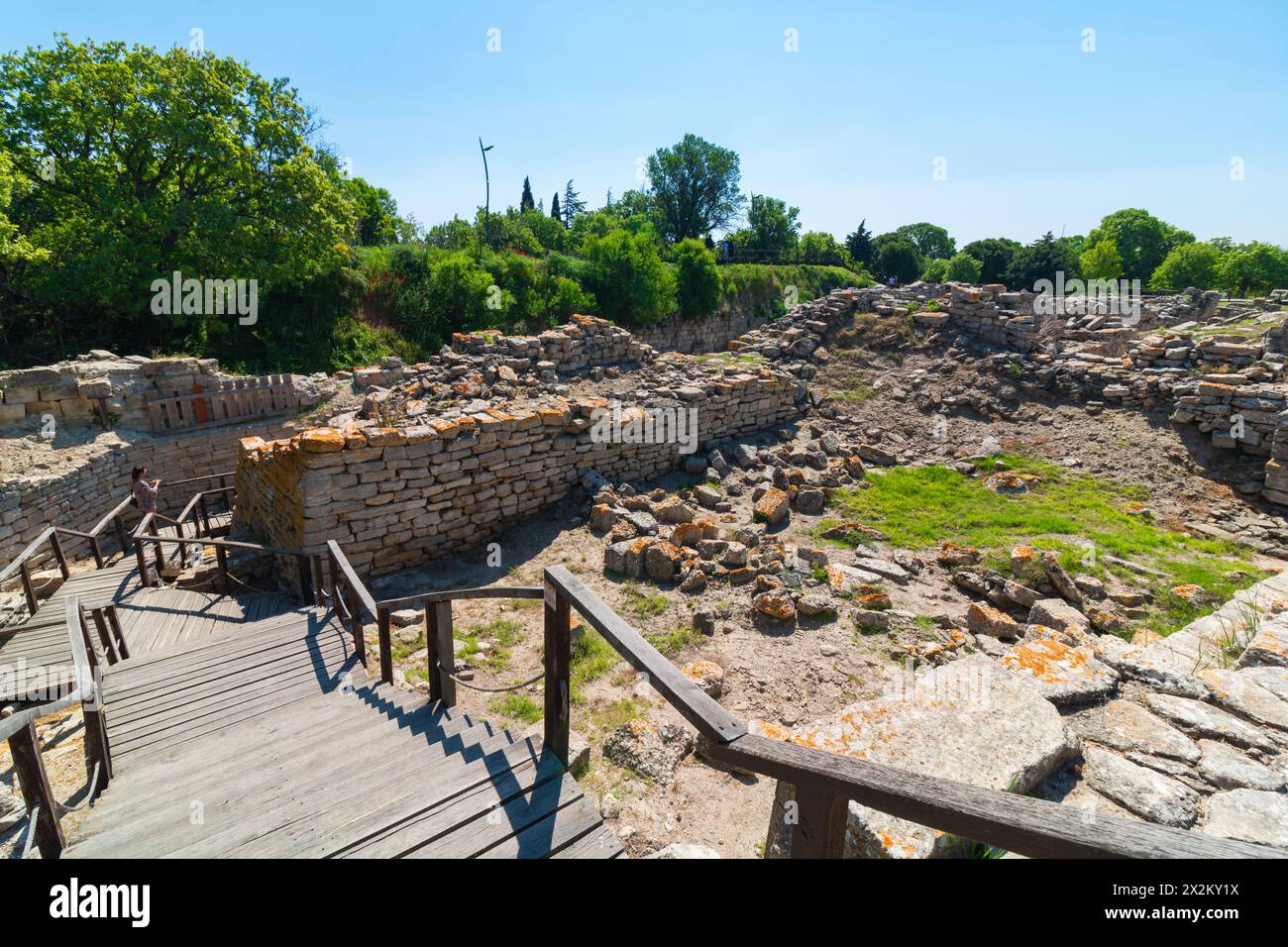 Troja antike Stadtruinen mit Holzsteg. Canakkale Turkiye - 4.13.2024 Stockfoto