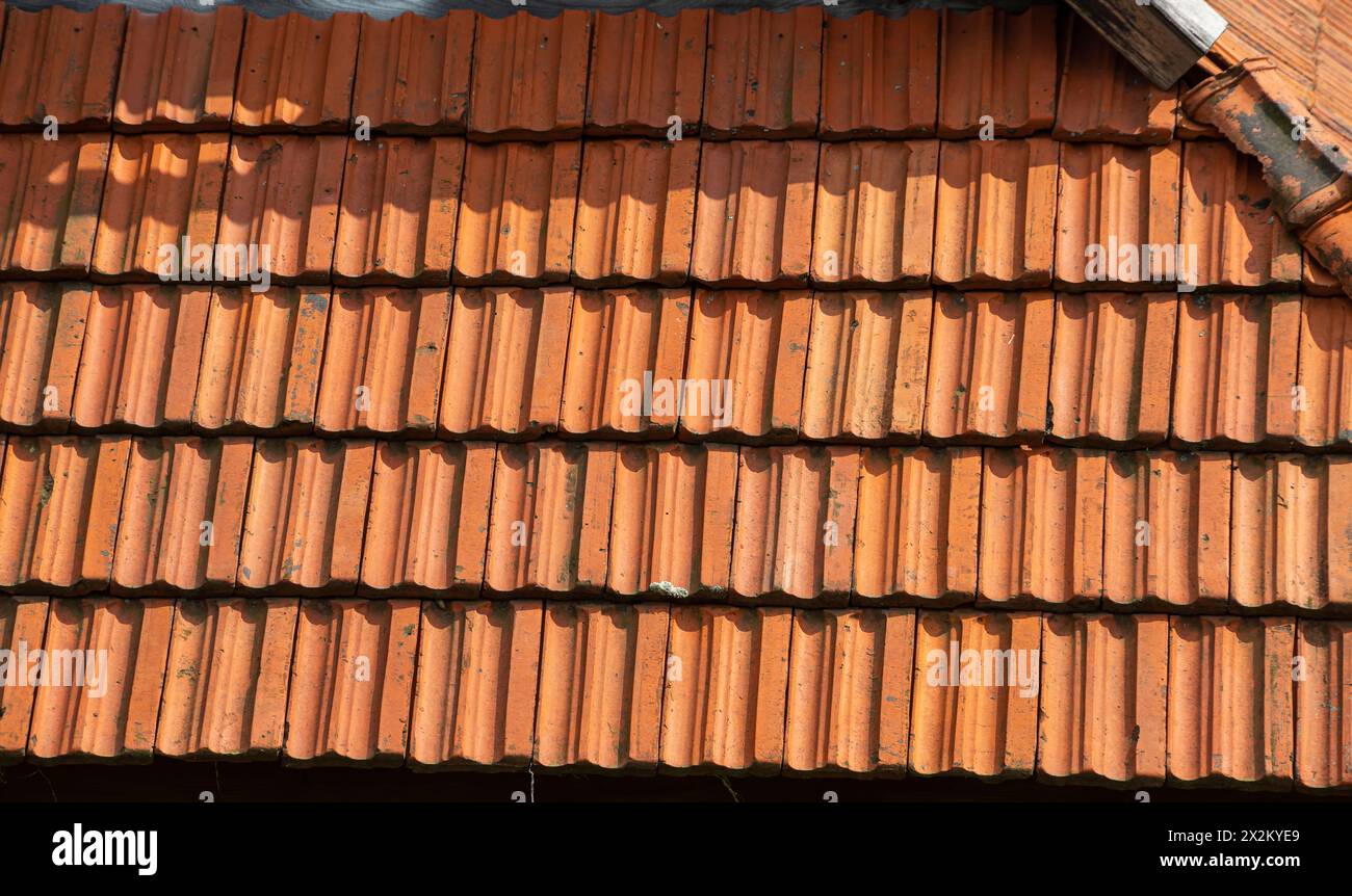 Dachziegel. fliesendach eines alten Hauses. fliesendächer in alten und modernen Stil Bau für die Sicherheit verwendet und es hält Haus kühl innen. Stockfoto
