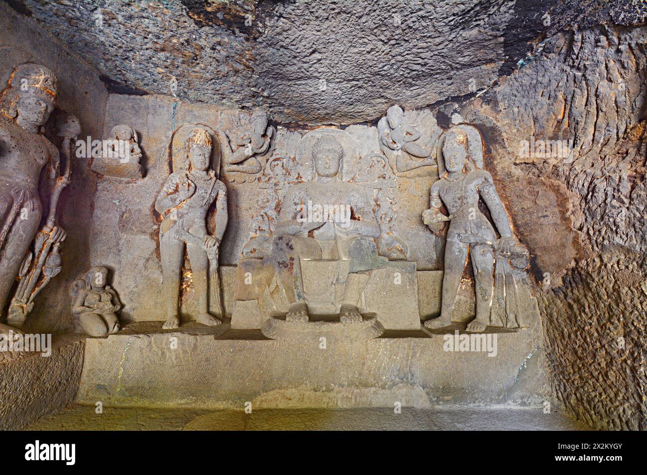 Ellora buddhistische Höhlen: Höhle Nr. 8A - Buddha sitzt in Bhadrasana, (verlängerte Beine) der ''Vorraum'' von Höhle 8 Stockfoto