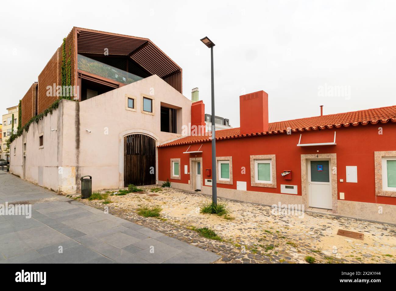 Fundacao EDV-Gebäude in der Nähe des Museums für Kunst, Architektur und Technologie (MAAT) Belém Vilage, Lissabon, Portugal. Stockfoto