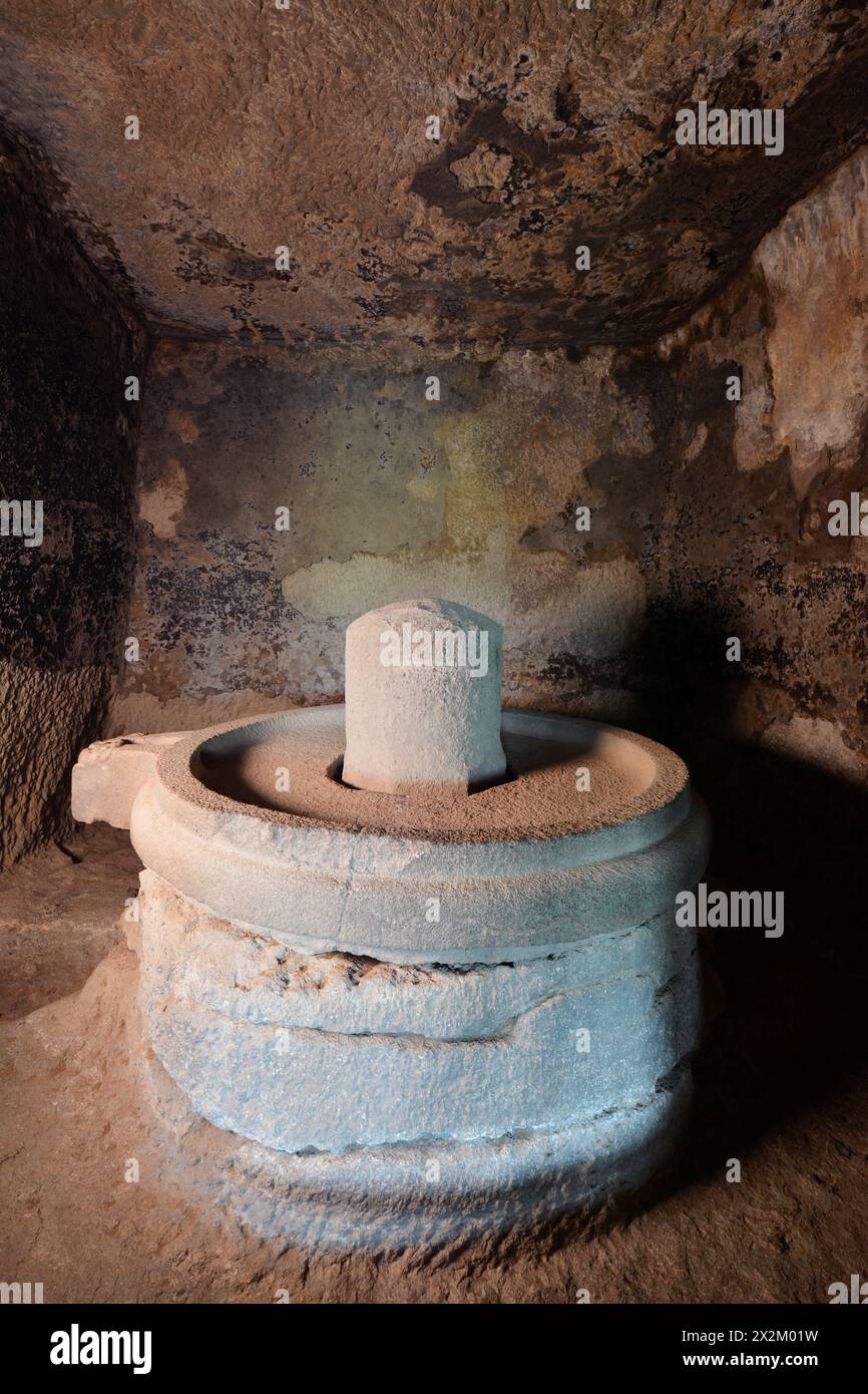 Ellora Brahmanical Caves: Höhle Nr. 18, Lingam – Obwohl sie eine extrem flache Höhle ist, hat sie genügend Merkmale, um sie als Rastrak aus dem achten Jahrhundert zu identifizieren Stockfoto