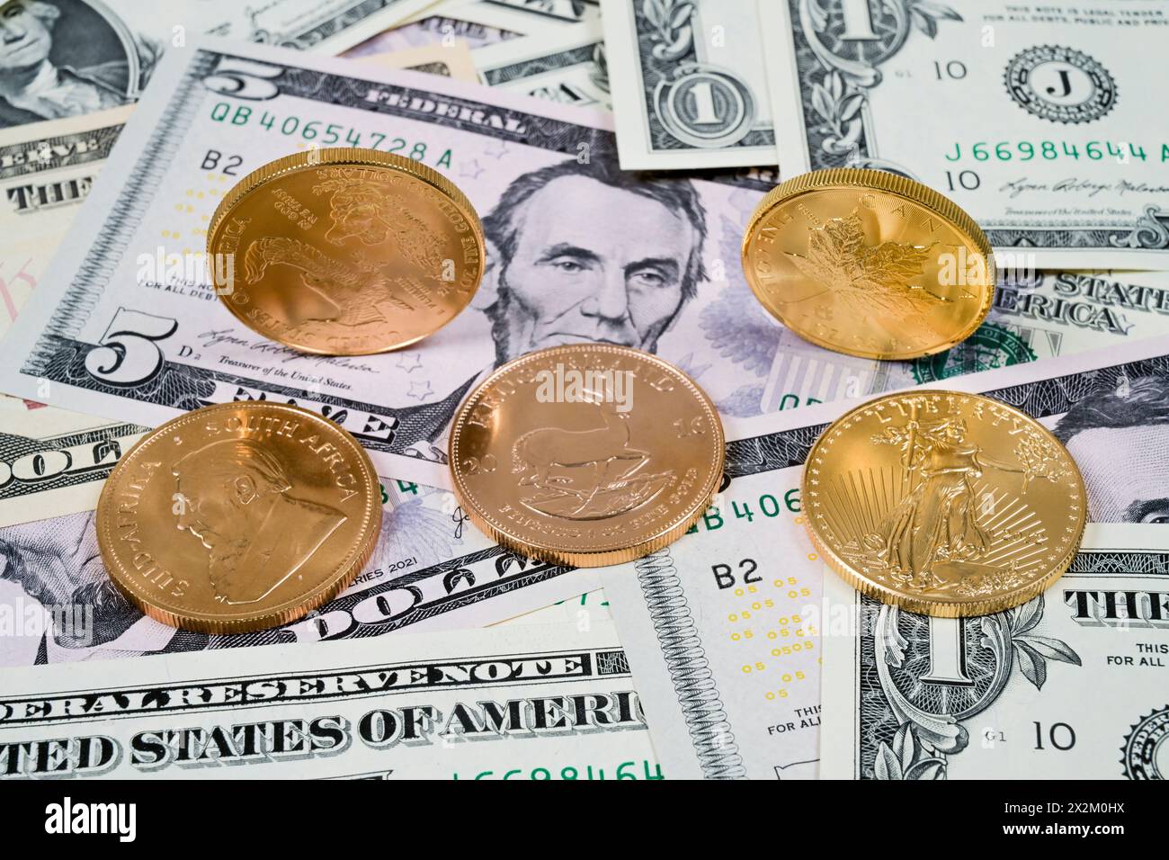 US-Dollar, diverse Goldmünzen, Symbolfoto Gold, Geldanlage, Währung Stockfoto