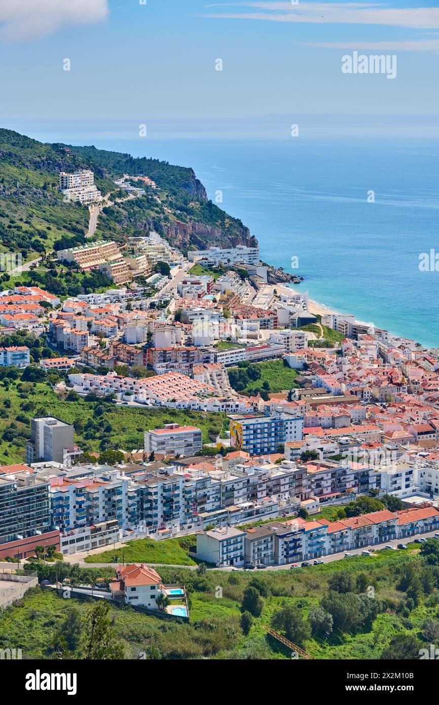 Blick aus der Vogelperspektive über die Stadt Sesimbra mit dem atlantischen Ozean im Hintergrund Stockfoto