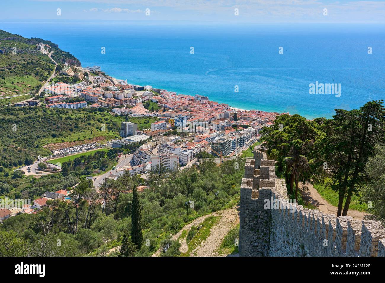 Blick aus der Vogelperspektive über die Stadt Sesimbra mit dem atlantischen Ozean im Hintergrund Stockfoto