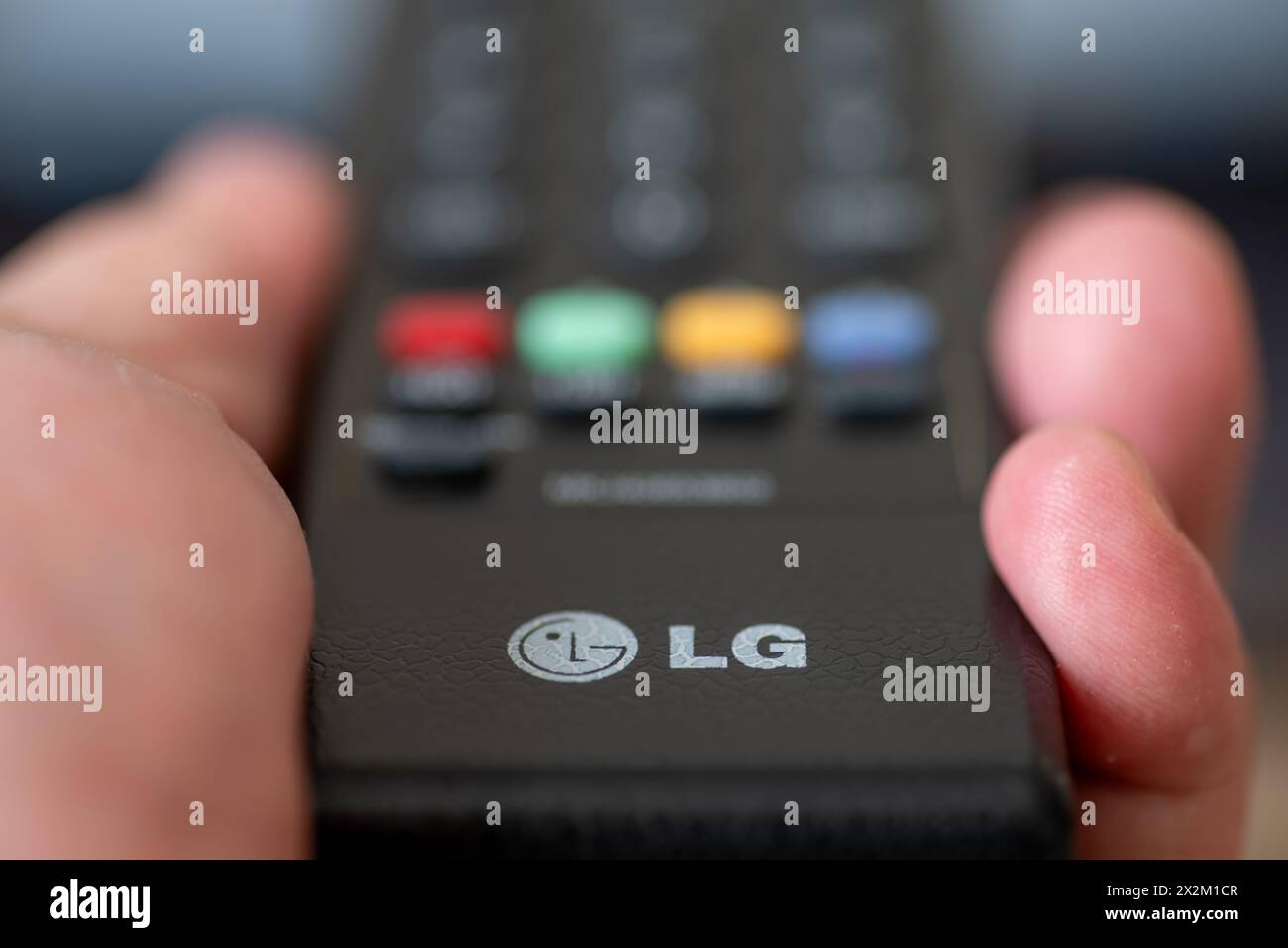 London. UK- 04.17.2024. Eine Hand, die eine Fernbedienung des Geräteherstellers LG Electronics hält. Stockfoto